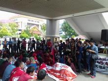 Puluhan Orang Demo Tolak Kenaikan Listrik di Batam